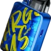Argus P3 藍色塗鴉 - 側面視角 VOOPOO Argus P3 藍色塗鴉款標準白底圖,側面微視角展示機身金屬邊框厚度,以及亮起的彩色觸控螢幕 UI 介面。