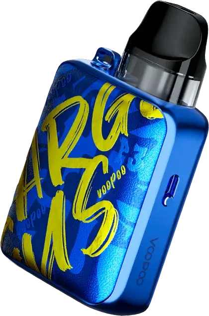 Argus P3 藍色塗鴉 - 側面視角 VOOPOO Argus P3 藍色塗鴉款標準白底圖,側面微視角展示機身金屬邊框厚度,以及亮起的彩色觸控螢幕 UI 介面。